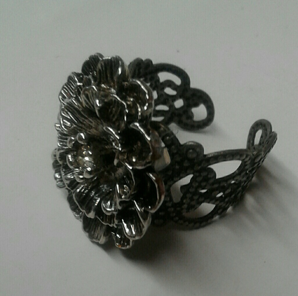 Adjustable size ring ( preferably under size 8)